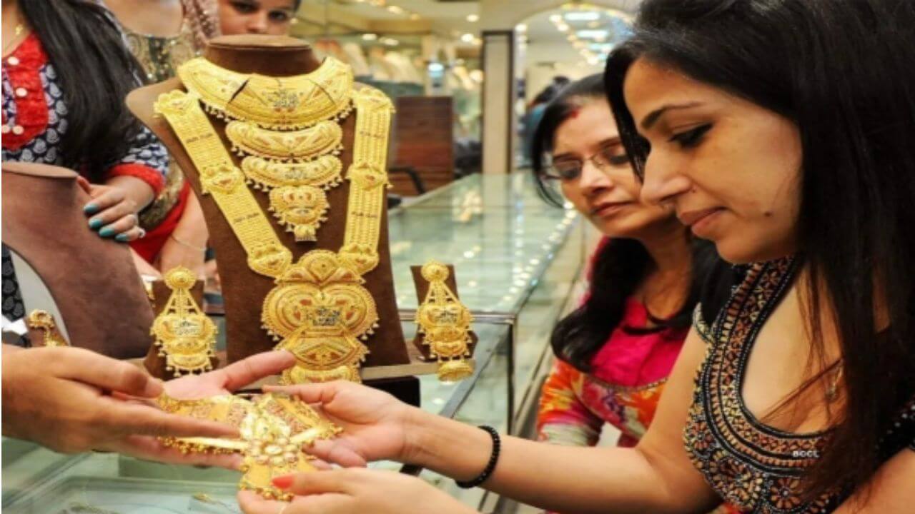 Gold Silver Price: सोने आणि चांदीच्या दरात बदल; सराफा बाजारात दागिने खरेदीची सुवर्णसंधी !
