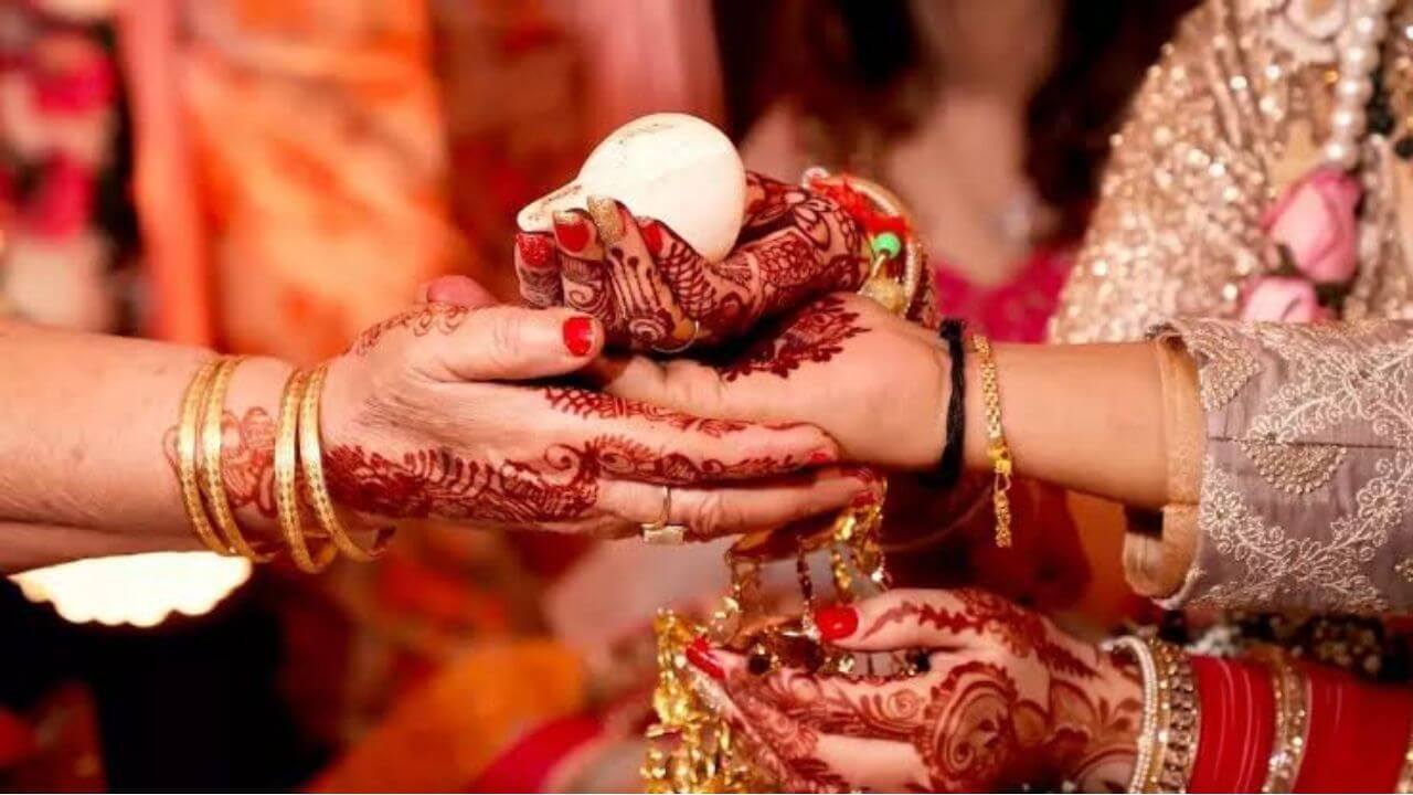 Upay For Marriage : तुमच्याही लग्नात अडथळे येतायत? मग हे उपाय कराच