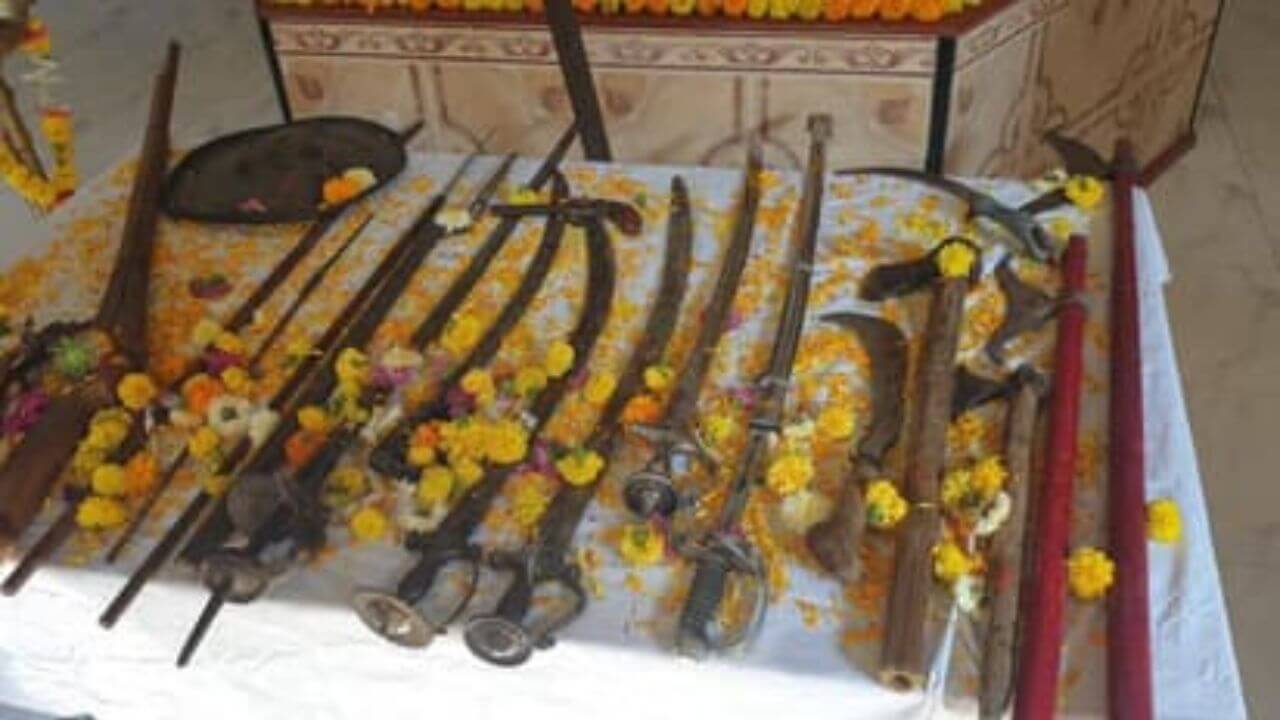 दसऱ्याच्या काळात शस्त्रपूजन का करतात, खरे कारण काय? शस्त्रपूजनाची योग्य पद्धत जाणून घ्या!