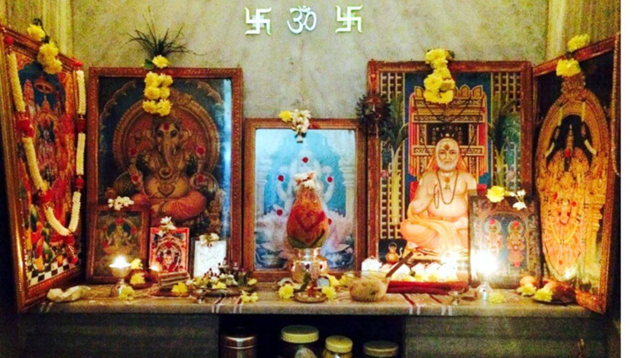 Devghar Tips : देव्हाऱ्यात एका देवाच्या 2 मूर्ती का ठेवू नये? जाणून घ्या शास्त्रीय कारण