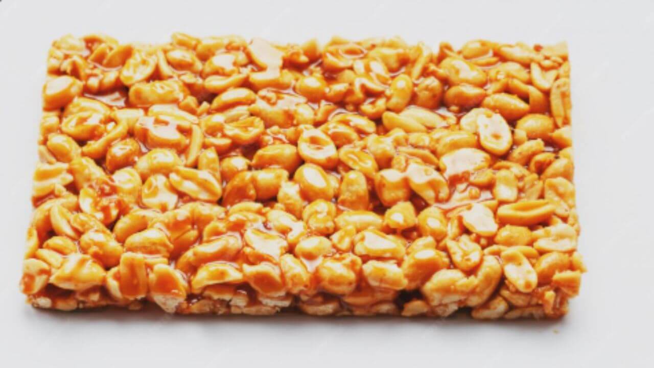 हिवाळ्यात घरच्या-घरी बनवा शेंगदाणा-गुळाची चिक्की, जाणून घ्या रेसिपी आणि फायदे