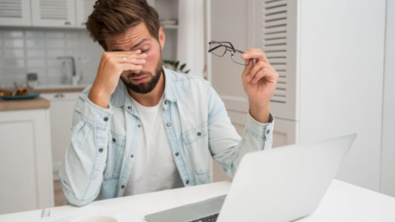लॅपटॉप आणि मोबाईलच्या वापरामुळे डोळ्यांवर ताण येतोय? ‘या’ सोप्या टिप्स फॉलो करून मिळेल आराम