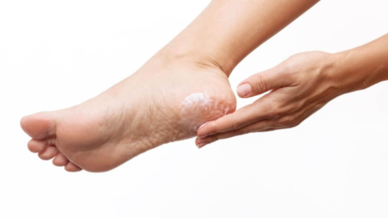 हिवाळयात टाचांना भेगा पडून चालताना वेदना होतात? ‘हे’ घरगुती उपाय लगेच मऊ बनवतील