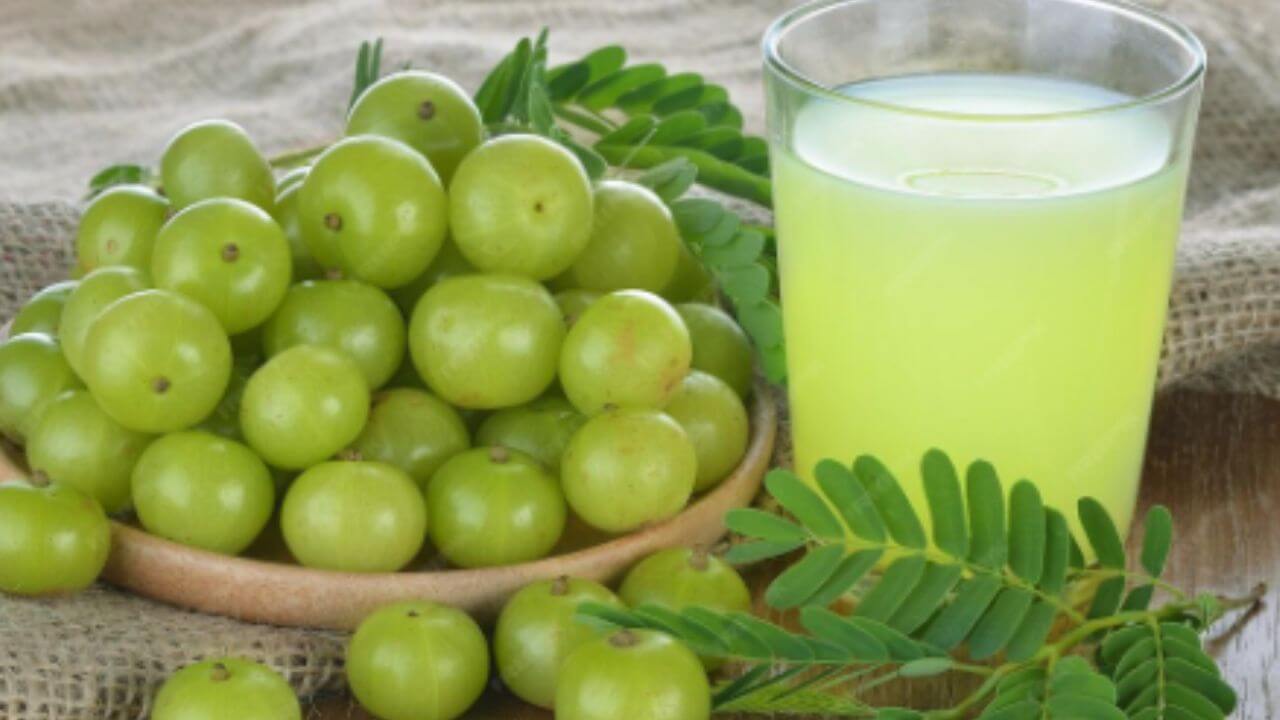 महिलांच्या आरोग्यासाठी अत्यंत फायदेशीर आहे आवळ्याचा रस, दूर होतात विविध समस्या
