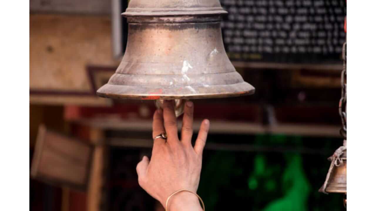 Astro Tips : देवाला नमस्कार करण्यापूर्वी घंटा वाजवायची का नंतर? जाणून घ्या नियम