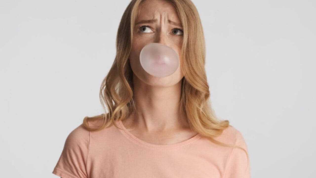 केसांमध्ये च्युईंगम चिकटला तर कसे काढायचे? ‘या’ आहेत एकदम सोप्या हॅक्स