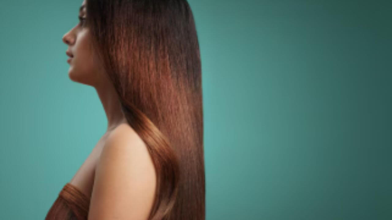 केस रेशमासारखे मऊ आणि चमकदार बनवण्यासाठी फॉलो करा ‘या’ हॅक्स