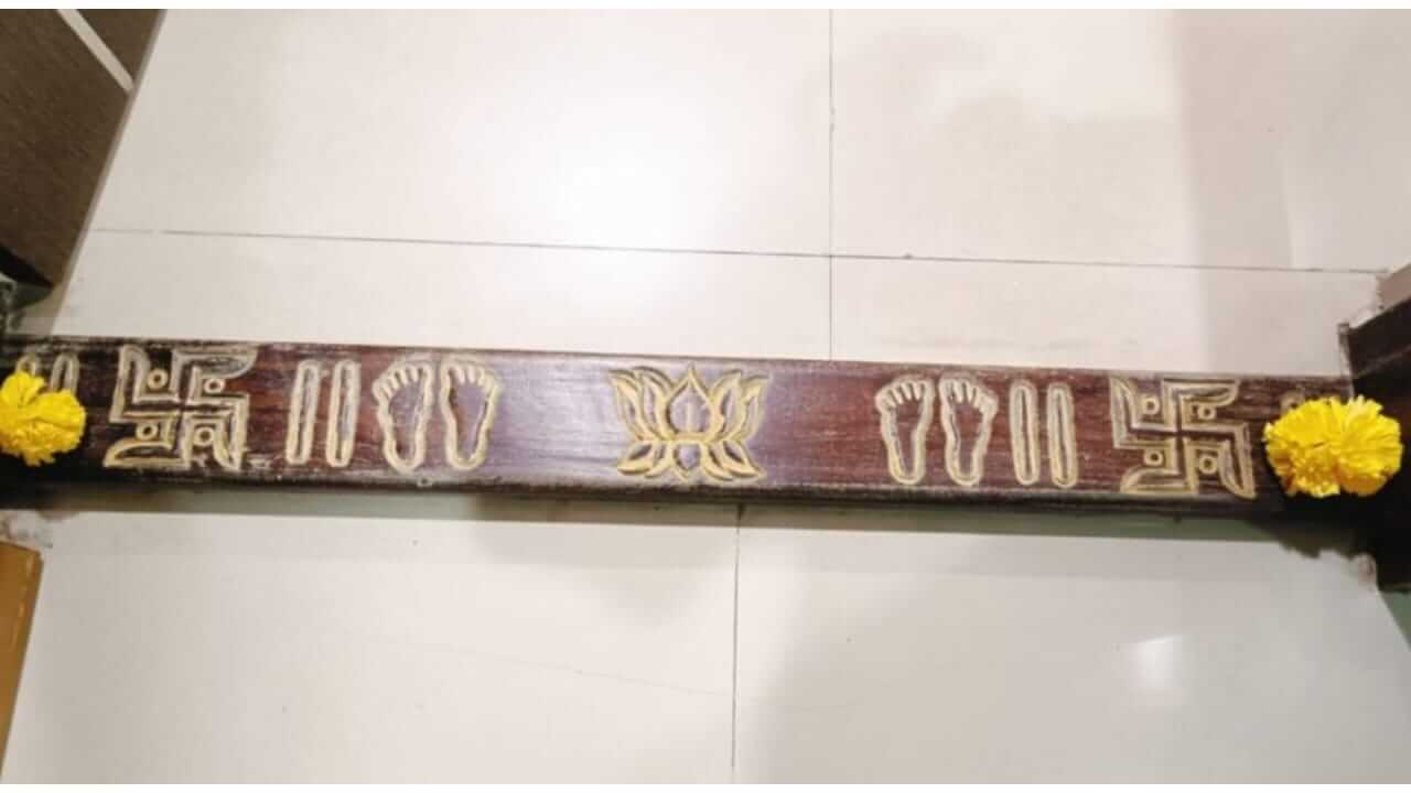 Vastu Tips : उंबरठ्याखाली चांदीची तार का लावावी? वास्तूशास्त्रात सांगितले आहे महत्त्व