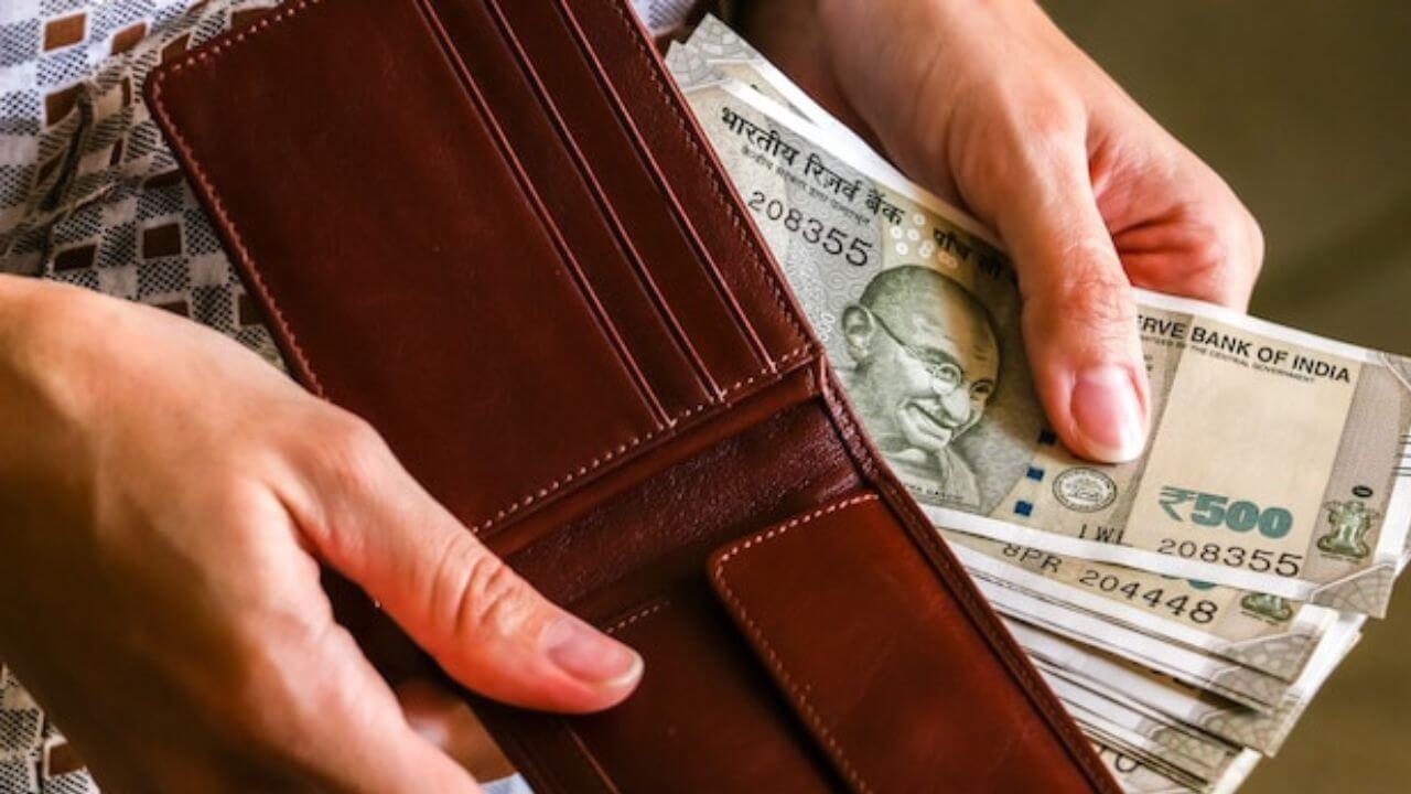 Money Tips : पाकिटातील या गोष्टी तुम्हाला गरीब बनवतात; आजच काढून ठेवा