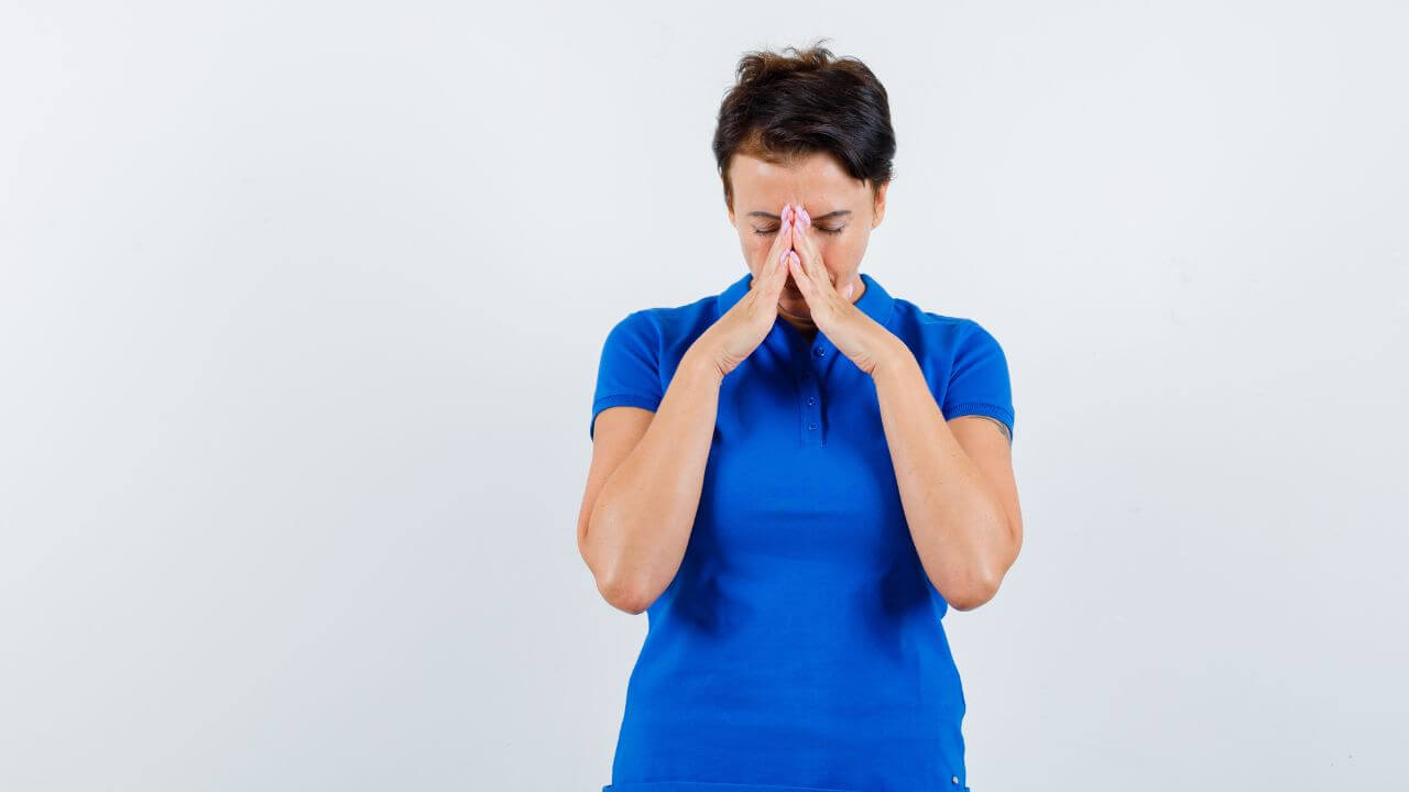 हिवाळ्यात सकाळी-सकाळी नाक गच्च होऊन शिंका येतात? जाणून घ्या घरगुती उपाय