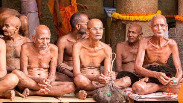 जैन मुनि कपडे का नाही घालतात? कारण जाणून घ्या