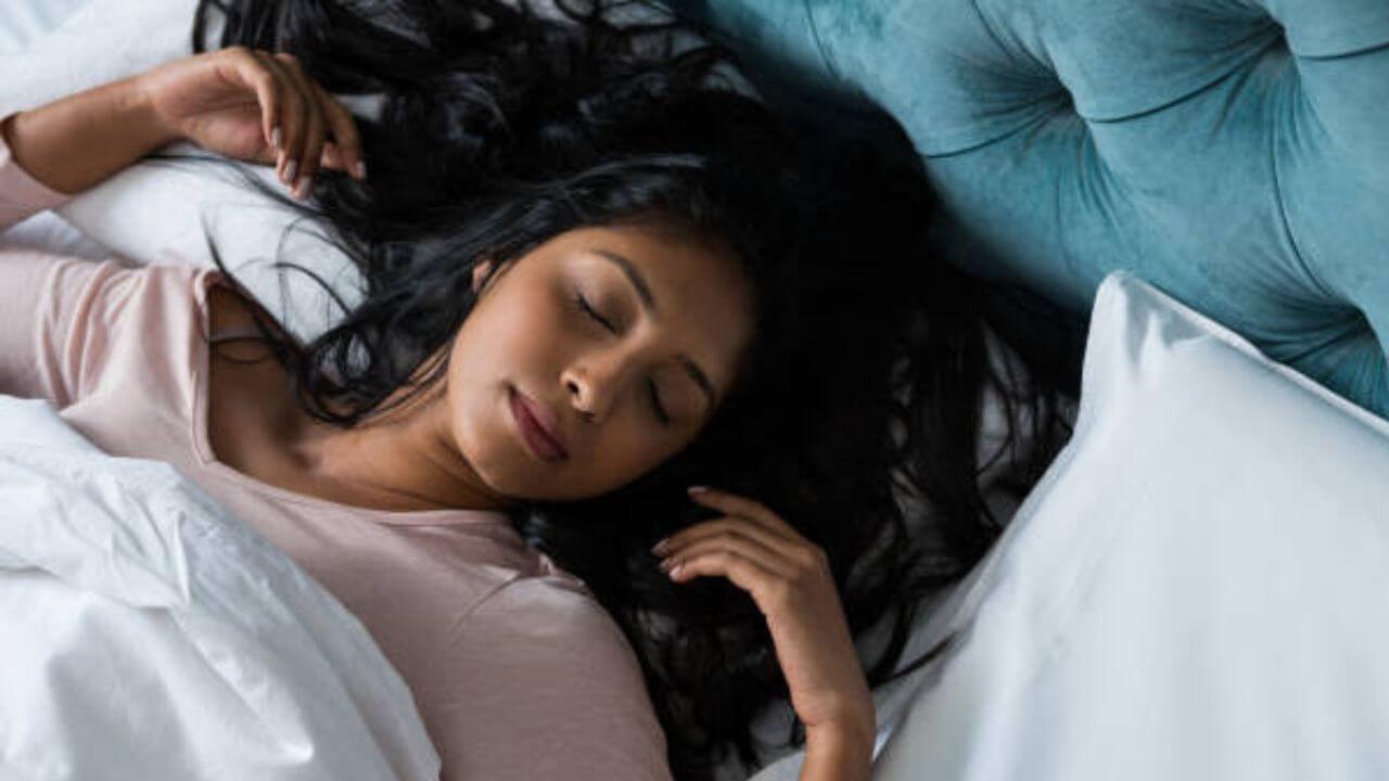 Tips For Women : महिलांनो, झोपताना कधीही करू नका या गोष्टी; अन्यथा घरात येईल नकारात्मक वातावरण