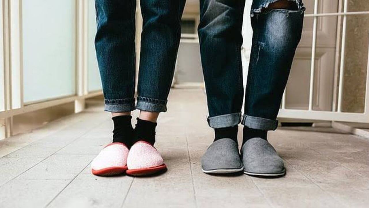 Vastu Tips : हिवाळ्यात घरात चप्पल घालून फिरता? फक्त याठिकाणी घालून जाऊ नका