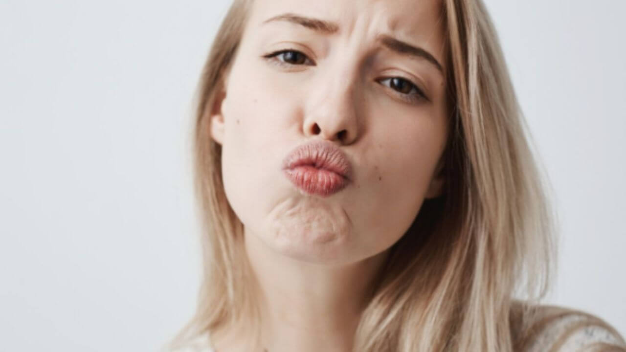 थंडीमुळे ओठ फारच फुटलेत, काळे पडलेत? ‘हे’ घरगुती उपाय लिप्स बनवतील गुलाबी आणि मऊ