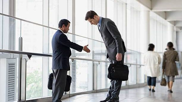 जपानमधील लोक ऐकमेकांना वाकून अभिवादन का करतात? ही परंपरा कुठून आली?