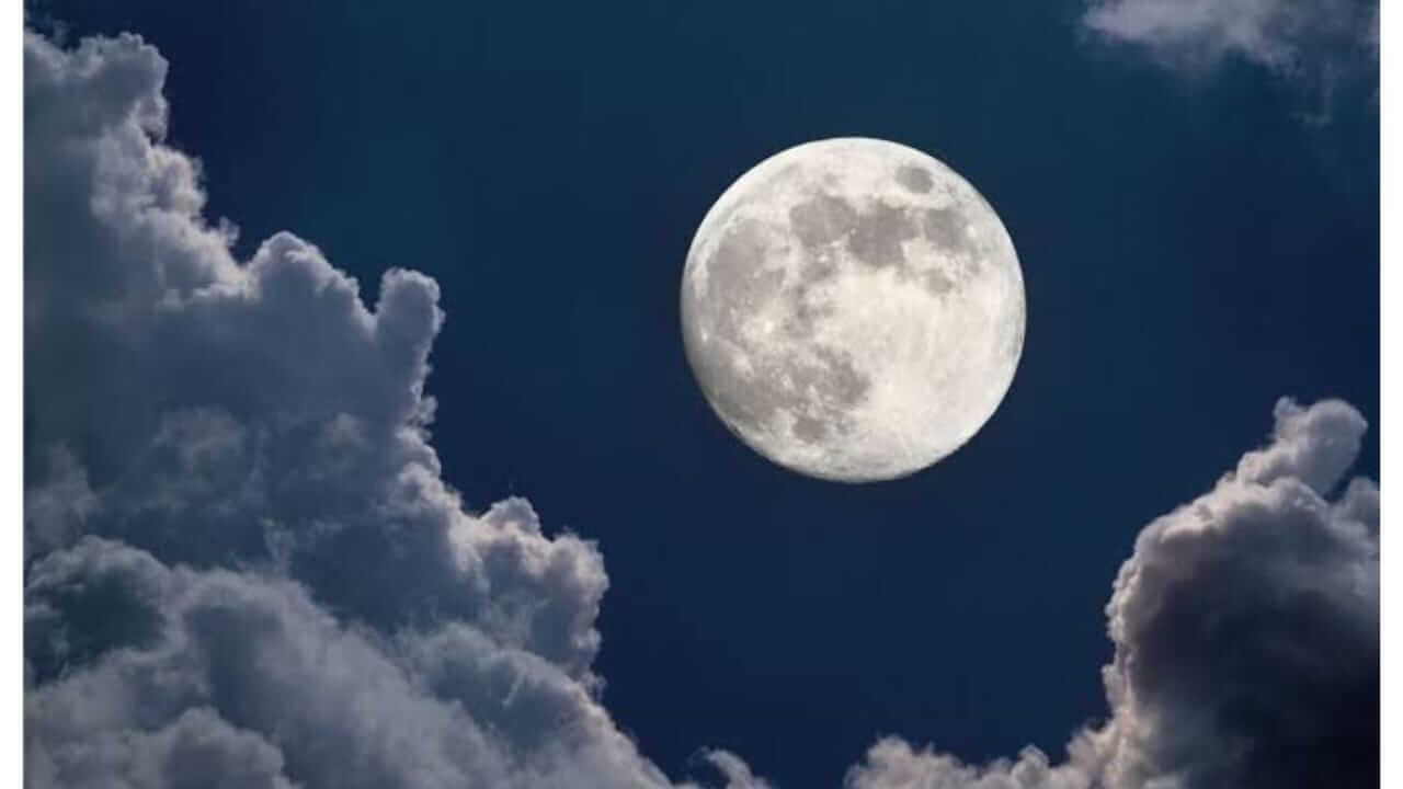 Moon Colour Mystery : चंद्राचा मूळ रंग कोणता आहे? चंद्राचा रंग पांढरा का दिसतो? जाणून घ्या यामागचे रहस्य..