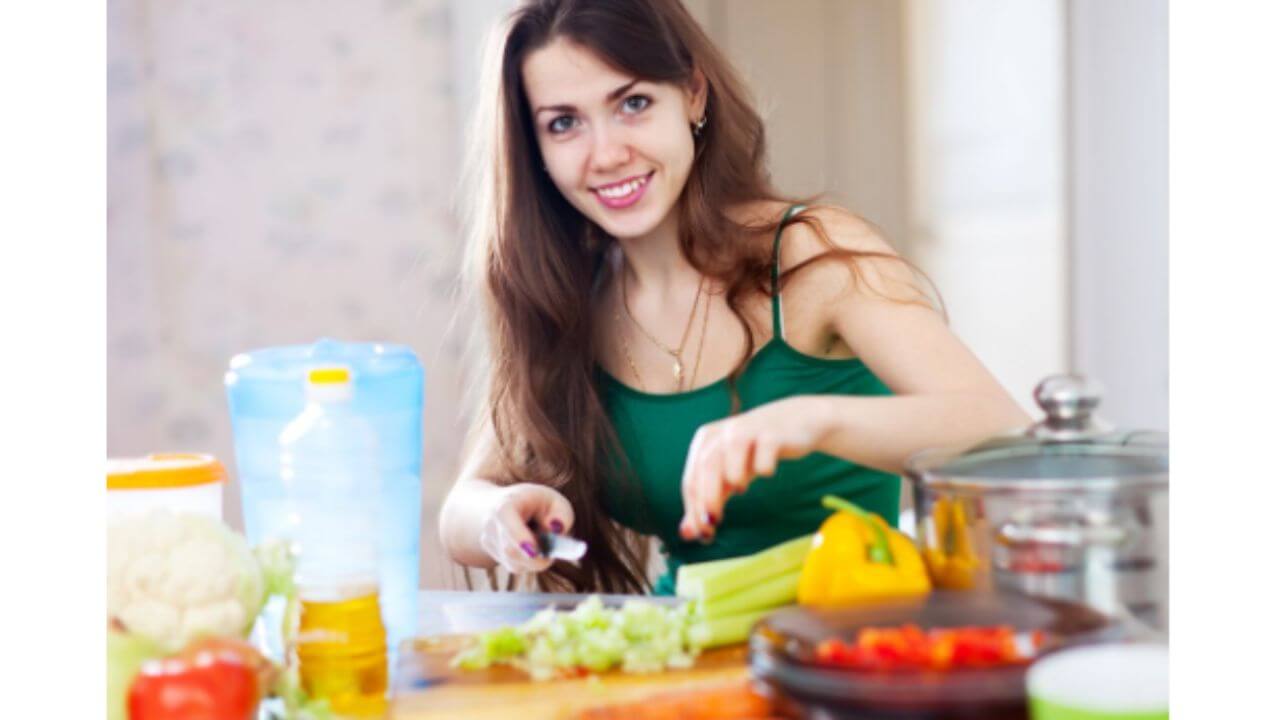 केस वेगाने वाढवण्यासाठी खा ‘हे’ लोहयुक्त पदार्थ, जाड आणि मजबूत होतील केस