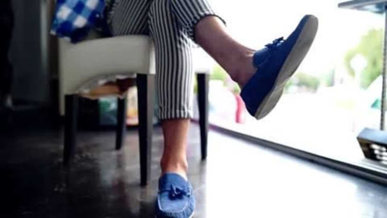 Habit of shaking legs : तुम्हालाही बसल्या बसल्या सतत पाय हलवण्याची सवय आहे का? जाणून घ्या परिणाम