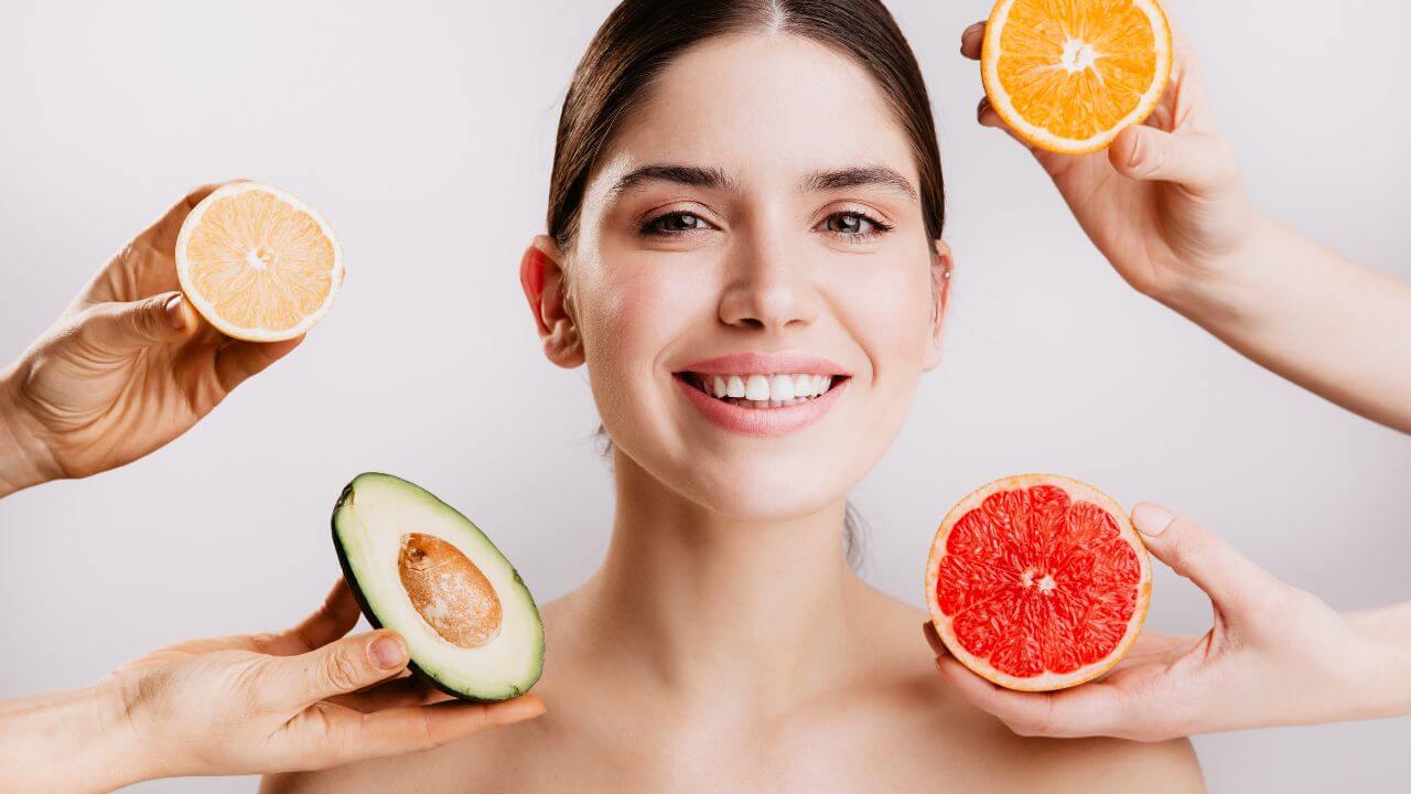 चमकदार त्वचेसाठी दररोज खा आंबट फळे, जाणून घ्या उत्तम स्रोत