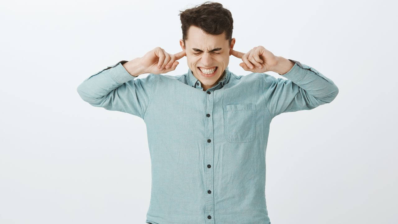 कानात सतत खाज का सुटते? जाणून घ्या कारणे आणि उपाय