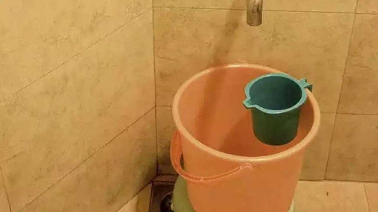 Bathroom Vastu Tips : बाथरूममध्ये चुकूनही ठेऊ नका रिकामी बादली; अन्यथा घरात येईल गरिबी