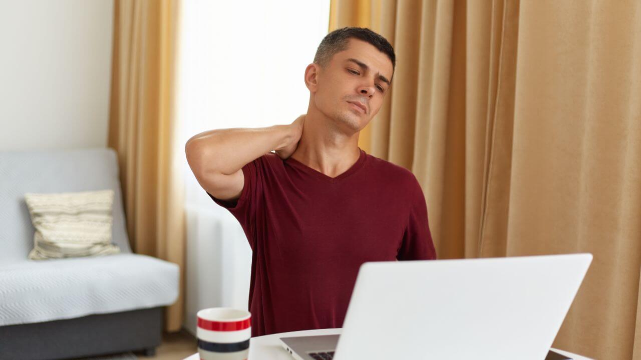 सतत लॅपटॉपवर काम करून मान दुखायला लागते? करा ‘हे’ सोपे व्यायाम