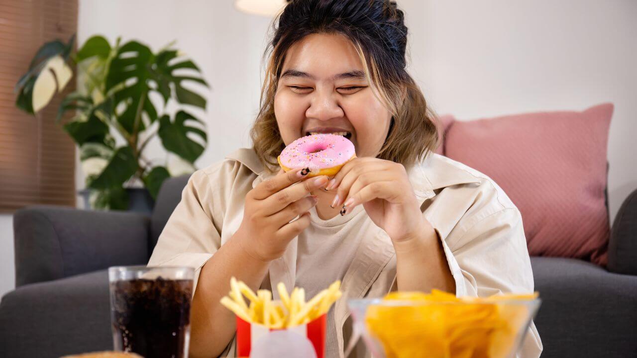 वजन कमी करताना सतत काहीतरी खाऊ वाटतं? भूक नियंत्रित करण्यासाठी फॉलो करा ‘या’ टिप्स