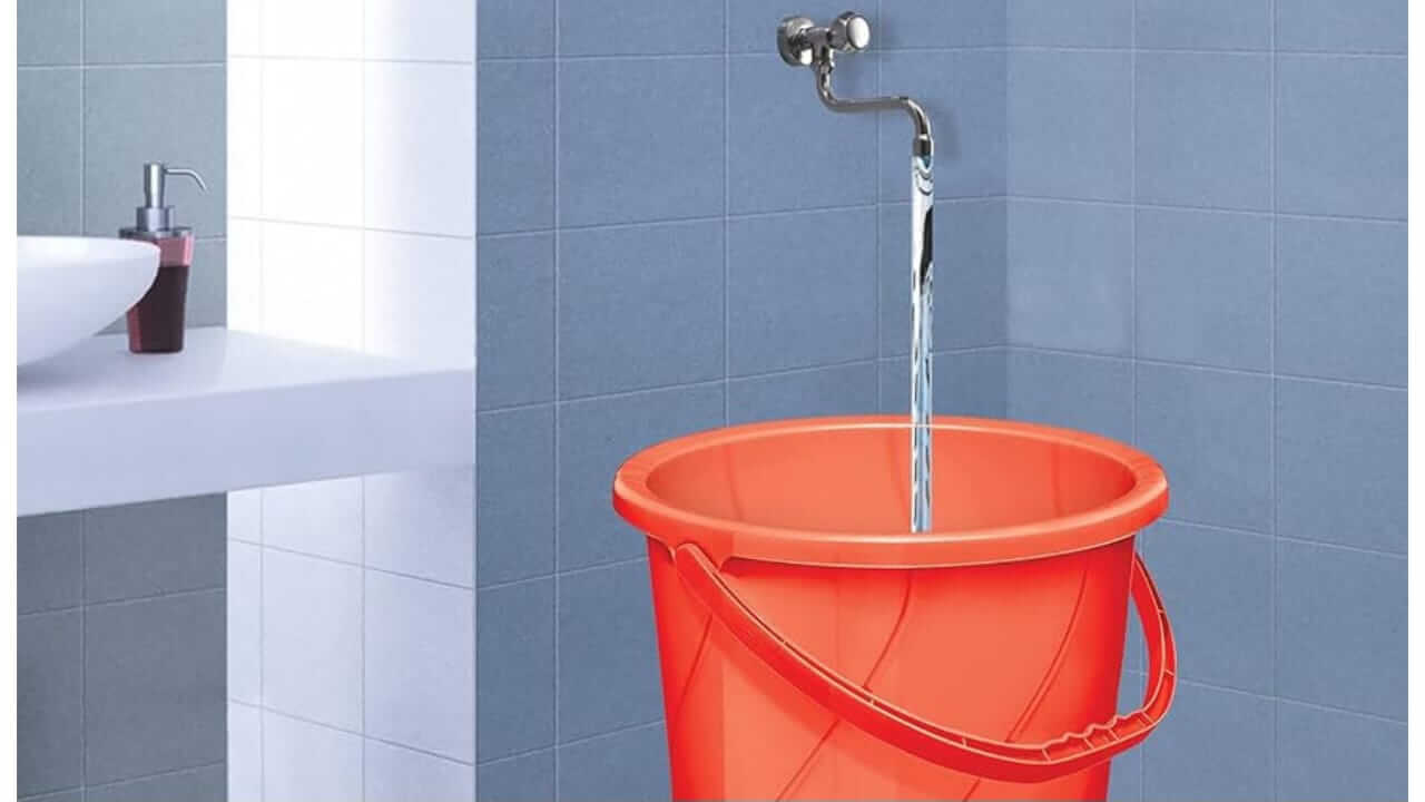 Vastu Tips : बाथरूममध्ये लाल रंगाची बादली अशुभ का मानली जाते? जाणून घ्या…