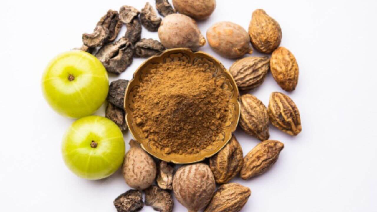 हिवाळ्यात दररोज सेवन करा त्रिफळाचे पाणी, आरोग्याला मिळतील फायदेच-फायदे