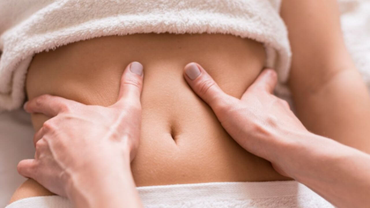 झोपण्यापूर्वी नाभीत खोबरेल तेल घातल्याने ओठ आणि त्वचेला मिळतात आश्चर्यकारक फायदे