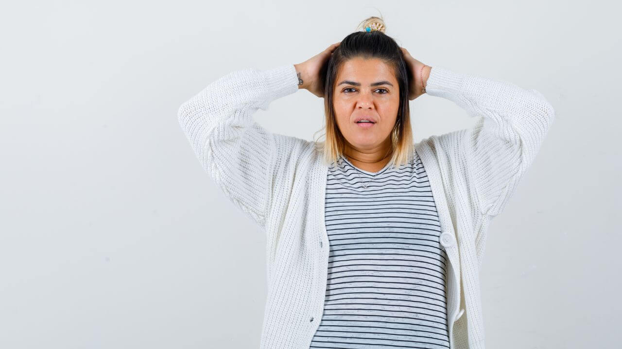 प्रसूतीनंतर खूपच केसगळती होतेय? मग लगेच आहारात सामील करा ‘हे’ पदार्थ