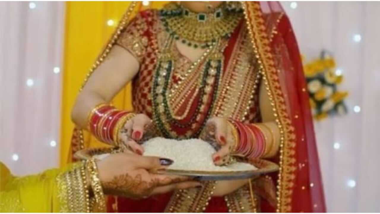 Hindu Rituals : लग्नानंतर पाठवणीच्या वेळी मुलगी तांदूळ मागे का फेकते ? वाचा काय सांगत शास्त्र..
