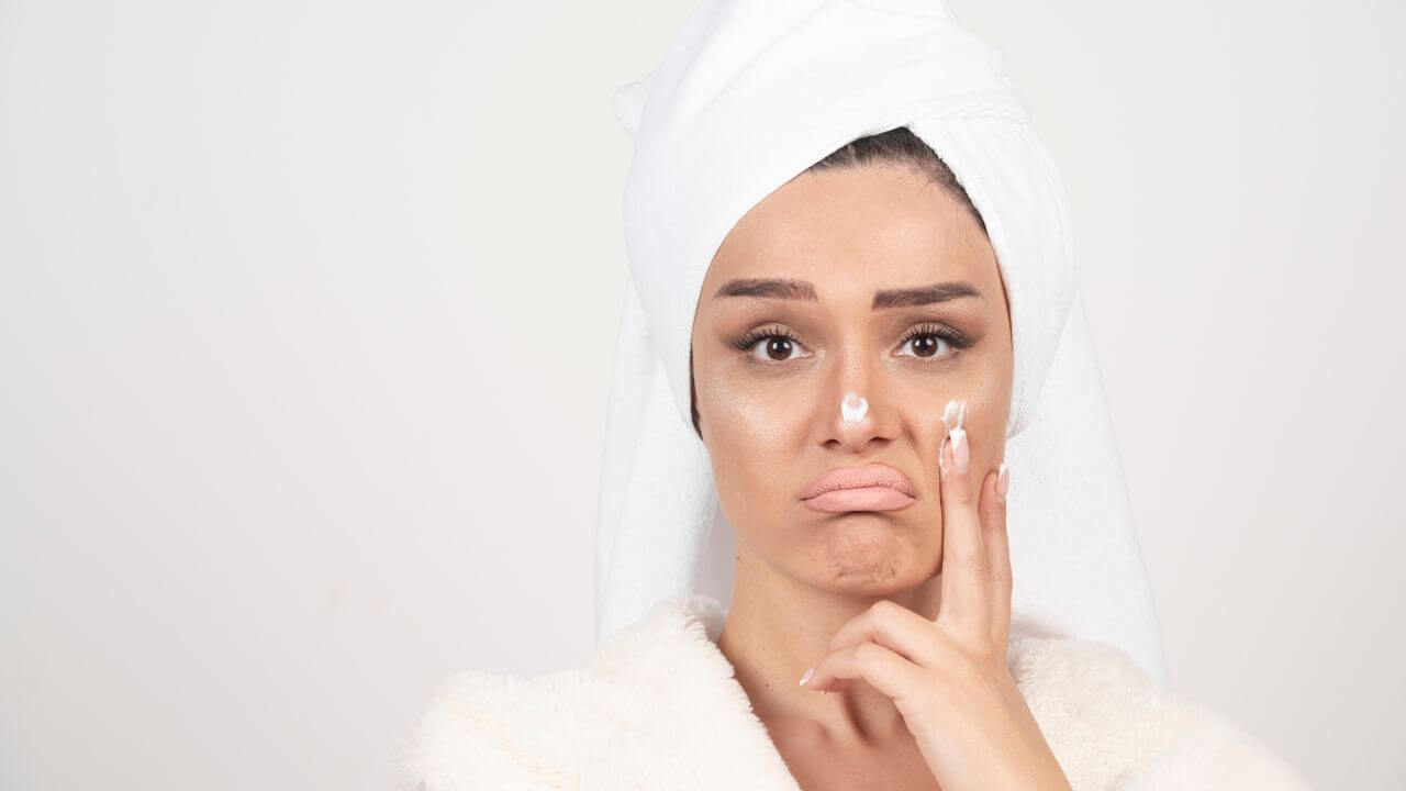 हिवाळ्यात त्वचा निस्तेज होऊन काळी पडलीय? त्वचेवर चमक येण्यासाठी करा ‘हे’ उपाय