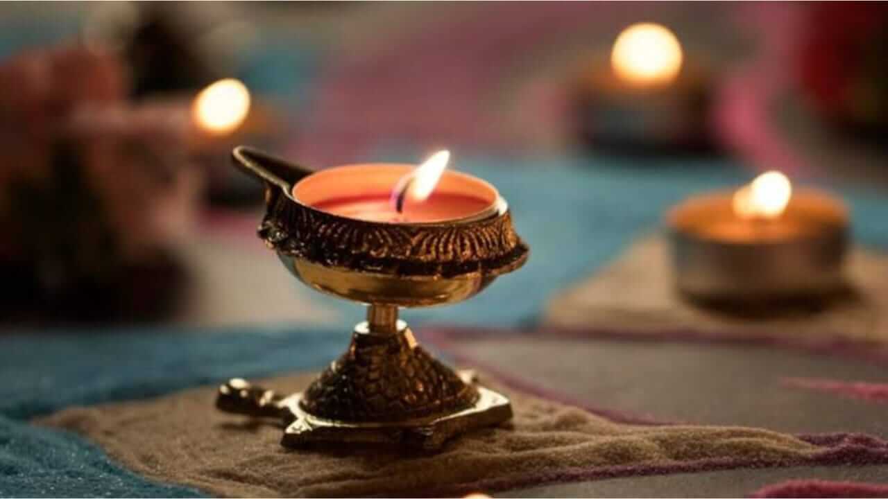 Vastu Tips : देवघरात तिळाच्या तेलाचा दिवा का लावावा ? जाणून घ्या फायदे…