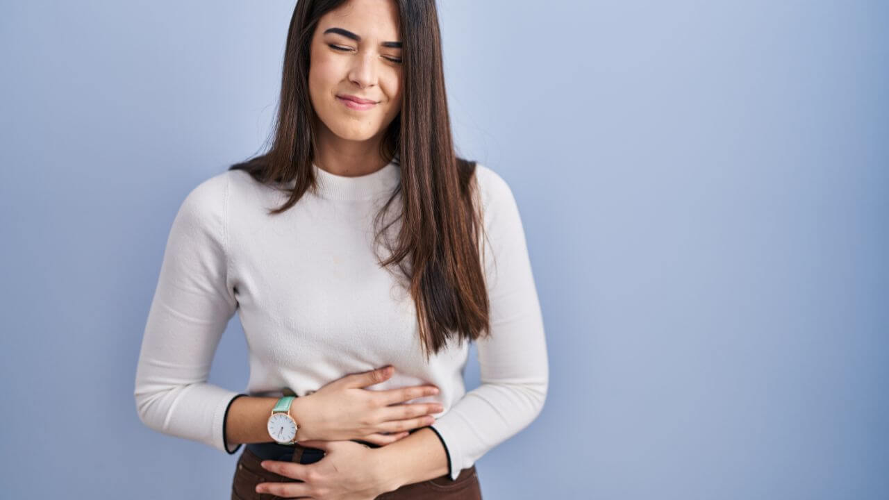 लिव्हरमध्ये विषारी पदार्थ जमा झाल्यास दिसतात ‘ही’ लक्षणे, लगेच ओळखा