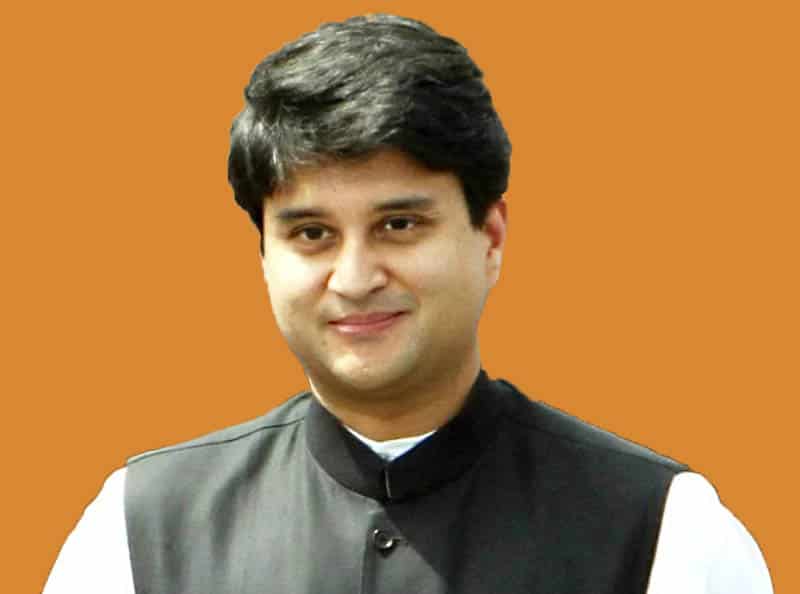 सिंधिया के काफिले के सामने गिरा पुलिसकर्मी, ज्योतिरादित्य ने की मरहम पट्टी