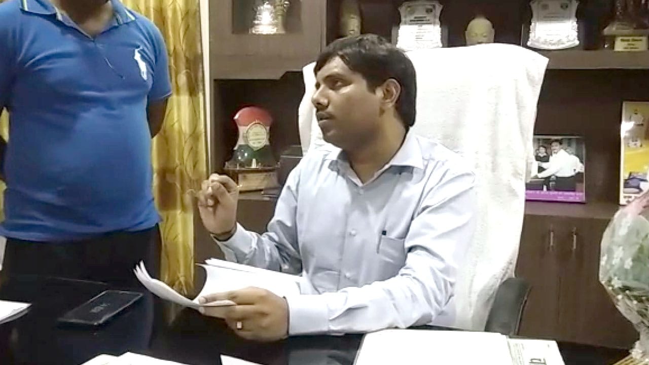 सरकारी मुलाजिमों को कलेक्टर की ताकीद, एक भी टीका चूका तो फांसी टांग दूंगा