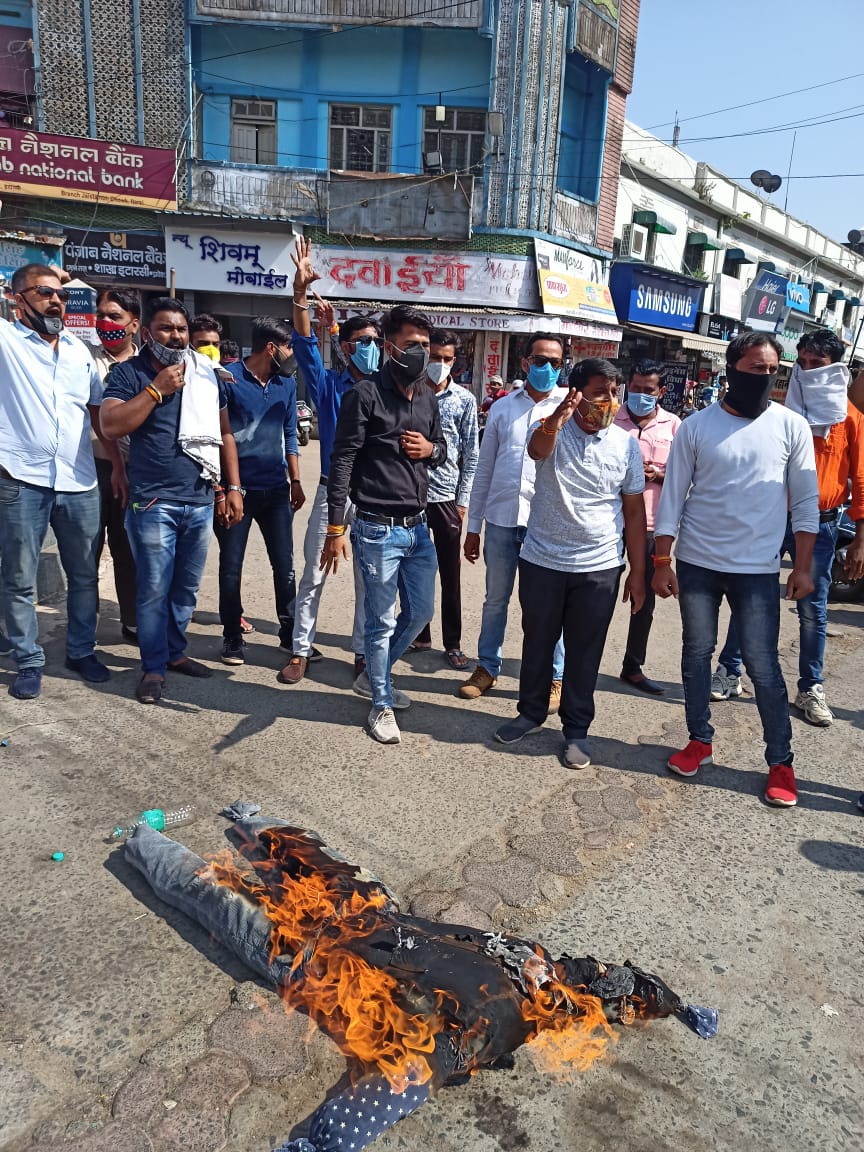 फूल सिंह बरैया के बयान से नाराज करणी सेना ने किया उनका पुतला दहन