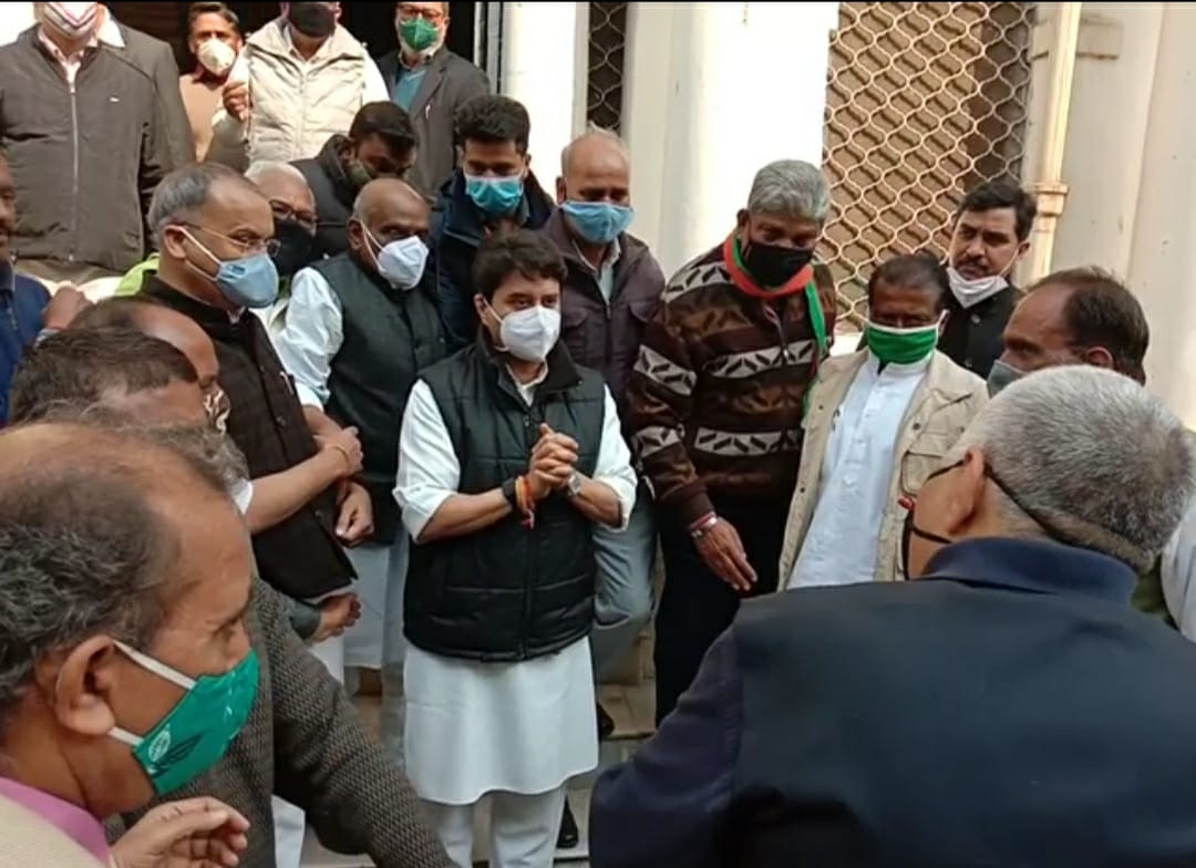 सांसद सिंधिया का बड़ा बयान, कांग्रेस की अंदर की बात सड़क पर आ गई