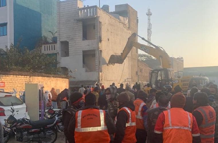 Indore News : इंदौर कलेक्टर का एक्शन- राशन माफिया दवे बंधुओं के अवैध निर्माण ध्वस्त