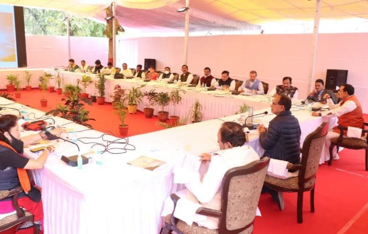 शिवराज सिंह चौहान बोले-राजस्व पर हो फोकस, ऐसा काम करें सभी राज्य MP को बधाई दें