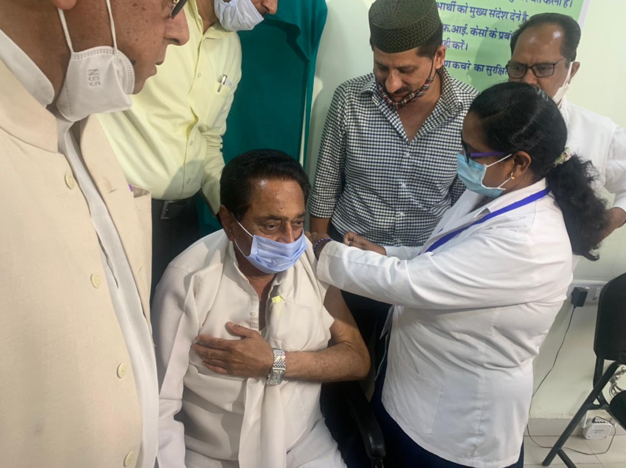 पूर्व मुख्यमंत्री कमलनाथ से लगवाई कोरोना वैक्सीन, बढ़ते संक्रमण पर जताई चिंता