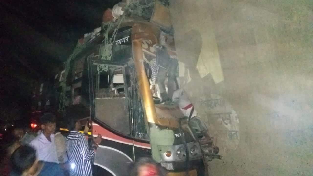 Chhatarpur: तेज रफ्तार ओवरलोड बस हुई हादसे का शिकार, दो की मौत, 88 घायल