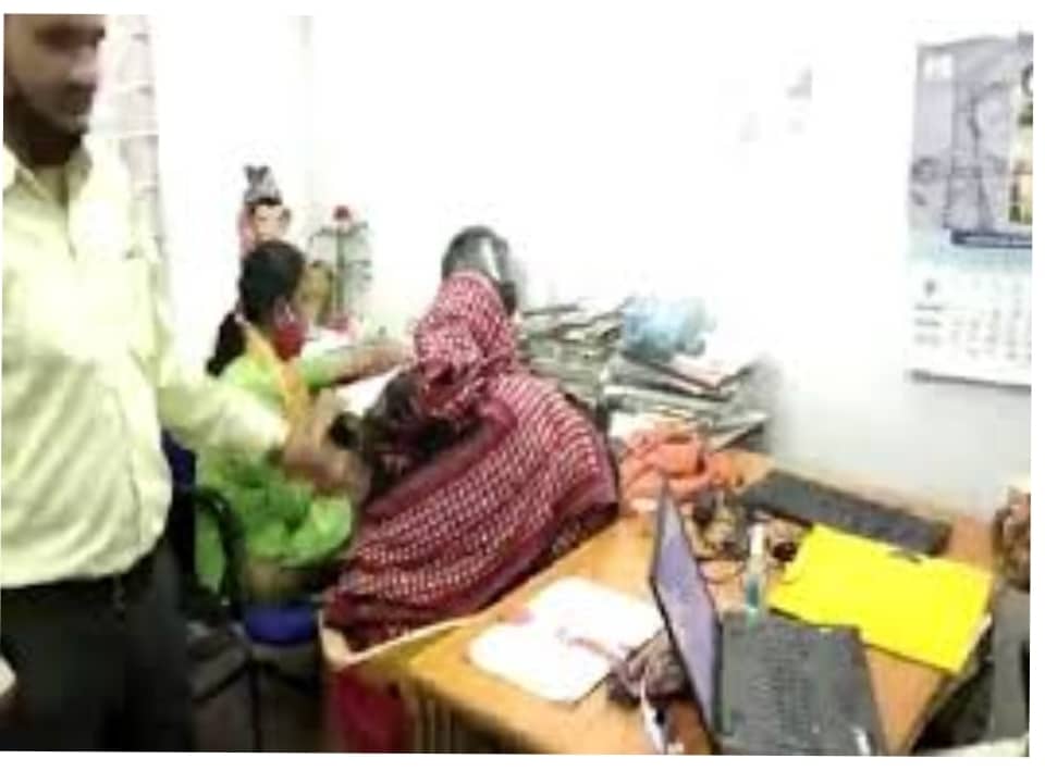 लोकायुक्त पुलिस की कार्रवाई, महिला क्लर्क 10 हजार की रिश्वत लेते रंगे हाथ गिरफ्तार