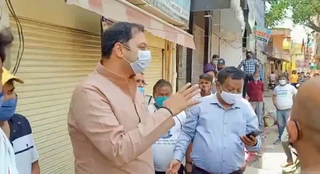 पोहे की दुकान बंद कराने पहुंचे अफसरों को विधायक ने बैरंग लौटाया, कहा-पहले डोमिनोज बंद कराओ