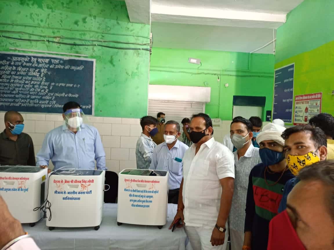 शिवपुरी : खनियाधाना सामुदायिक स्वास्थ्य केंद्र को मिले 5 ऑक्सीजन कंसंट्रेटर और दो सिलेंडर