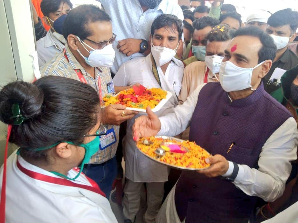 मंत्री नरोत्तम मिश्रा ने नर्सों की आरती उतार किया स्वास्थ्य केंद्र का उद्घाटन