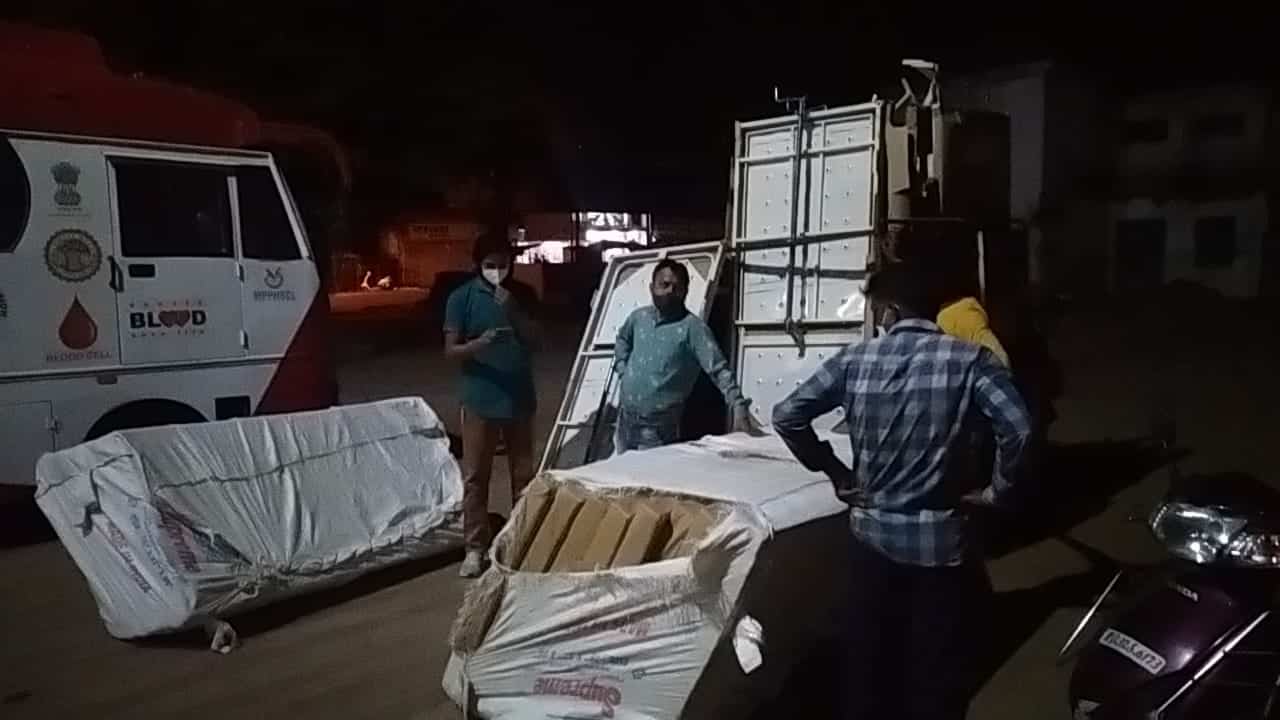 सीहोर : गौरव सन्नी महाजन मित्र मंडली ने जिला अस्पताल को दिए 15 बेड और गद्दे