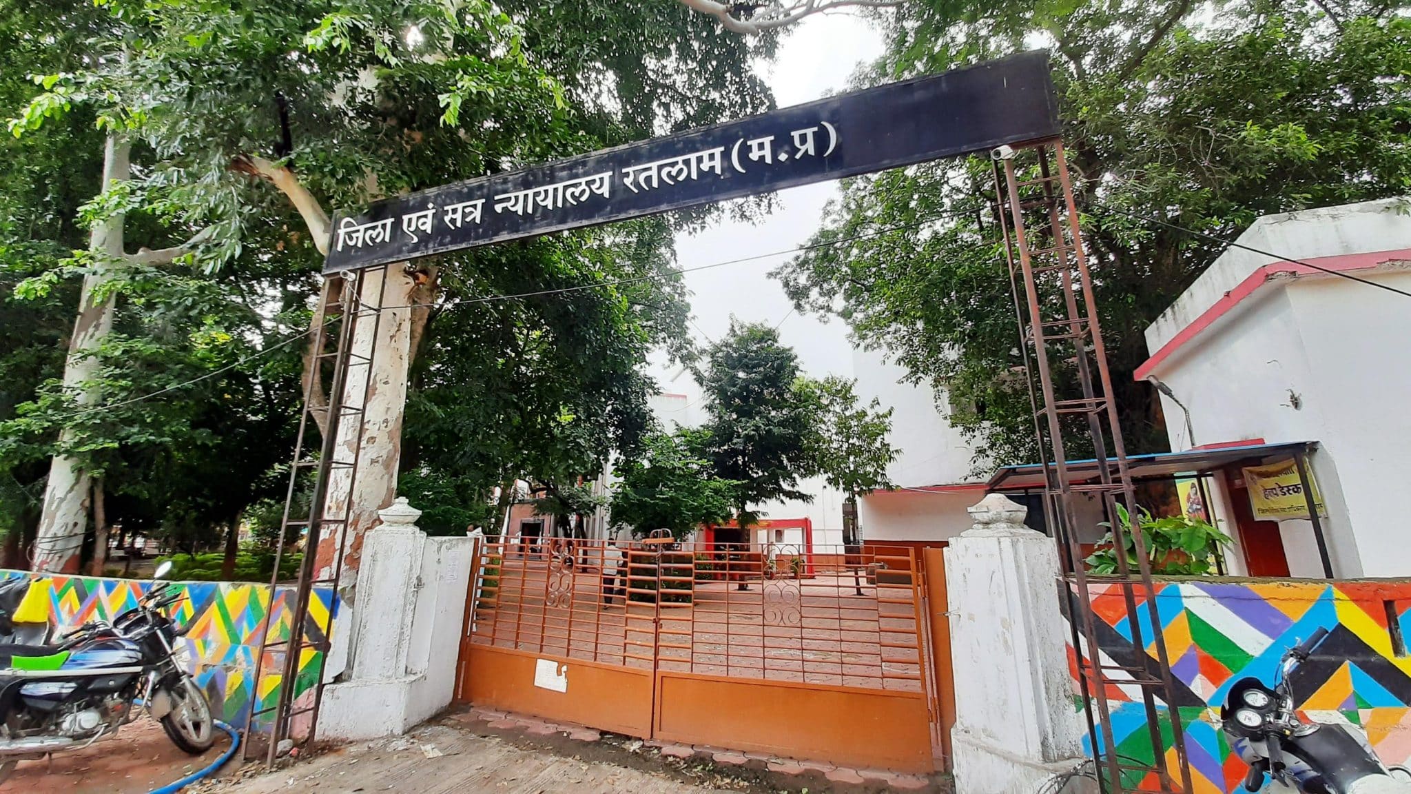 रतलाम में चलती बाइक पर हुई वकील की मौत पर कोर्ट सख्त, पुलिस को कार्यवाही करने के दिए आदेश