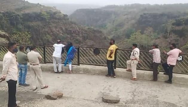 Indore News: महिला ने लगाई महू के पातालपानी में छलांग, पेड़ पर जा लटकी, देखें वीडियो